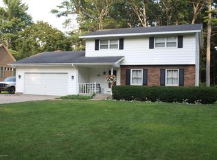 810 E Fennwood Cir, Muskegon, MI 49445