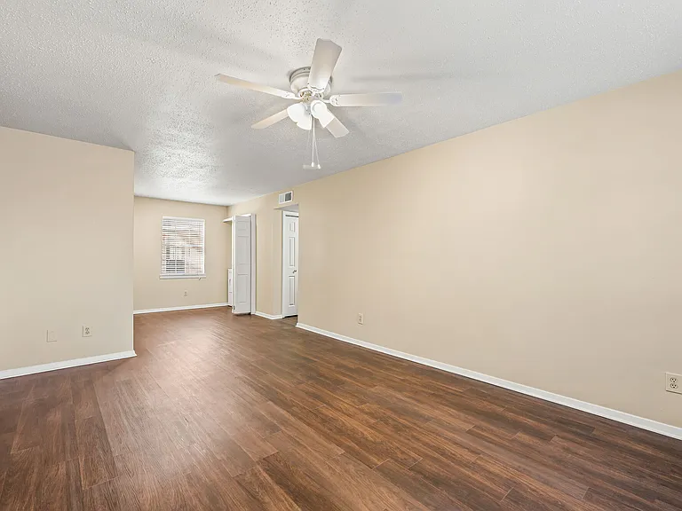 Colonial Plaza Apartments — Photo 14