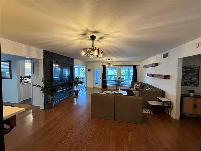 4 bed, 3.0 bath, 2746 sqft, $2,900 — Photo 4