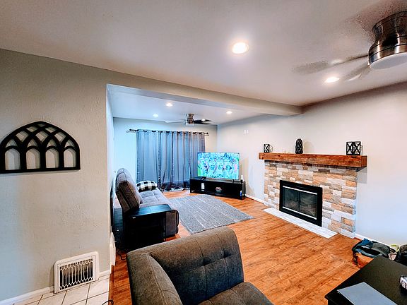 3rd image of 1 E Gibbs Cir