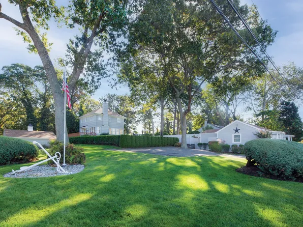 1 Canal Rd, Hampton Bays, NY 11946