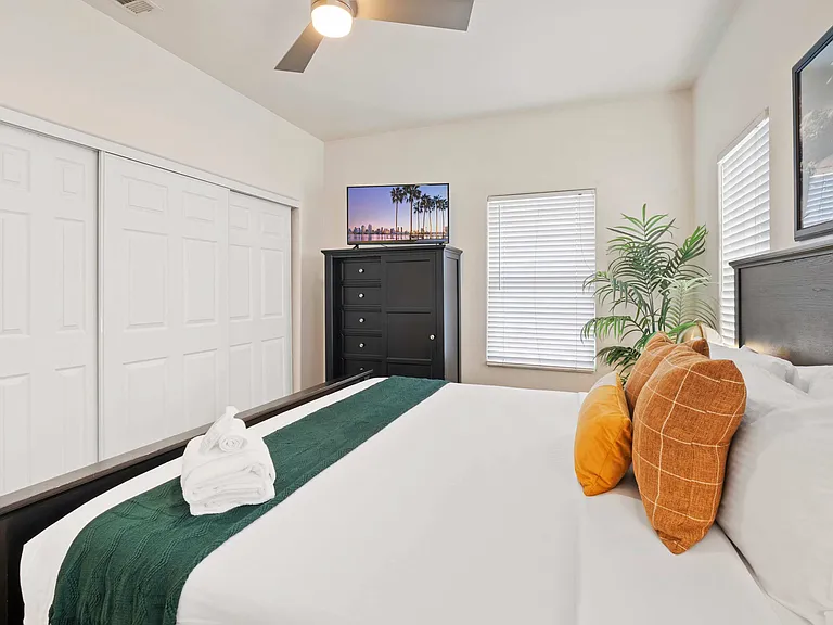 King Bed
Bedroom 1
