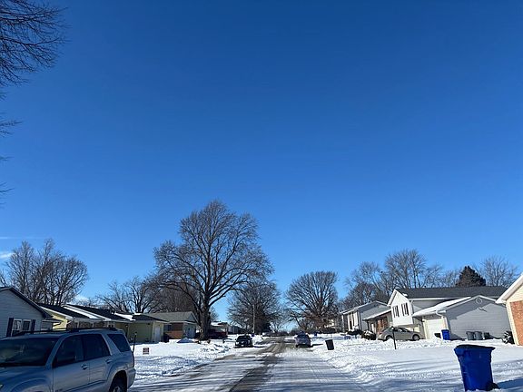 4th image of 1748 E Barrington Ave