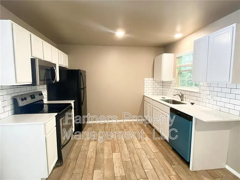 1530 N Addington Ave — Photo 3
