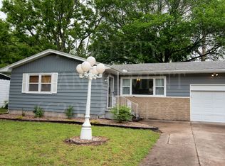 104 Warwick Rd, Coffeyville, KS 67337