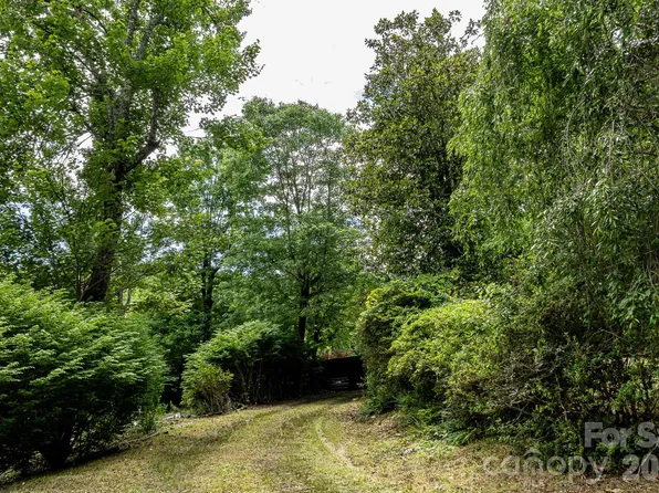 82 Englewood Dr, Hendersonville, NC 28739