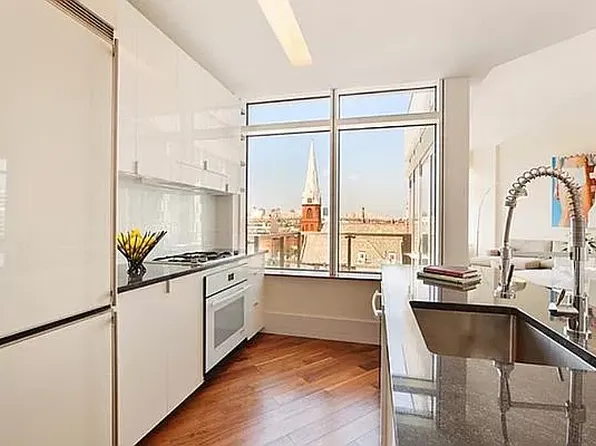 10-17 Jackson Avenue image 4 of 12