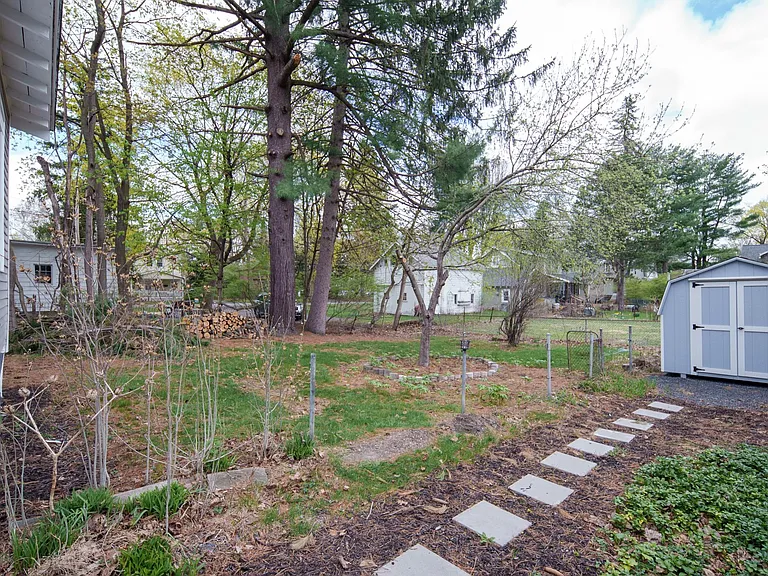 10 Glendale Ave — Photo 33