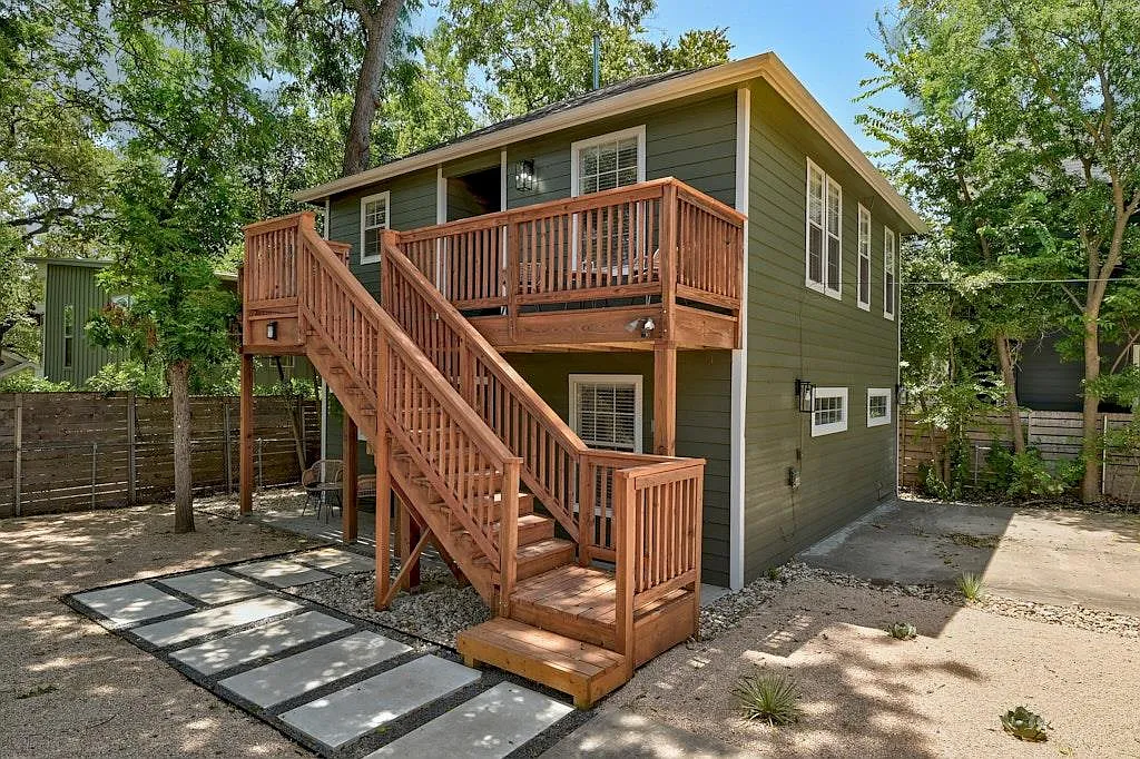 4 bed, 2.0 bath, 2371 sqft, $7,500 — Photo 3