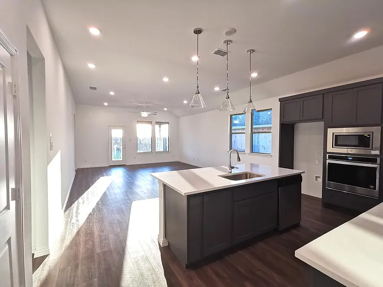 2405 Lovegrass Ln — Photo 7