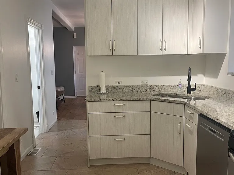 2329 W Huron St #1B — Photo 9