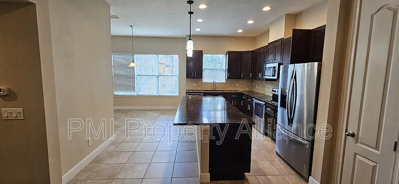4 bed, 3.5 bath, 2014 sqft, $2,795 — Photo 3