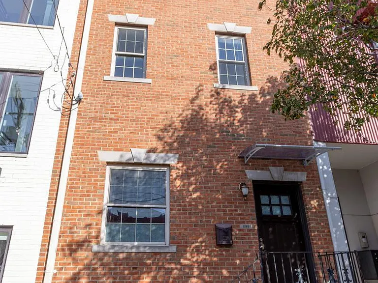 235 W Jefferson St — Photo 31