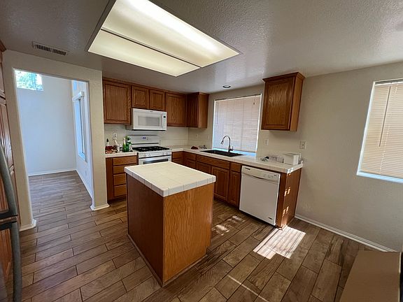 4th image of 218 Royal Glen Dr