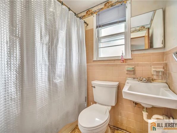 20 Kennedy St, Iselin, NJ 08830