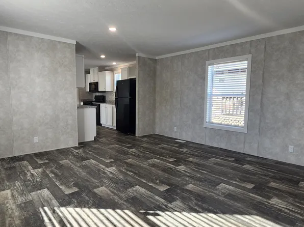 5425 Valley Dr Trailer 60, Bettendorf, IA 52722