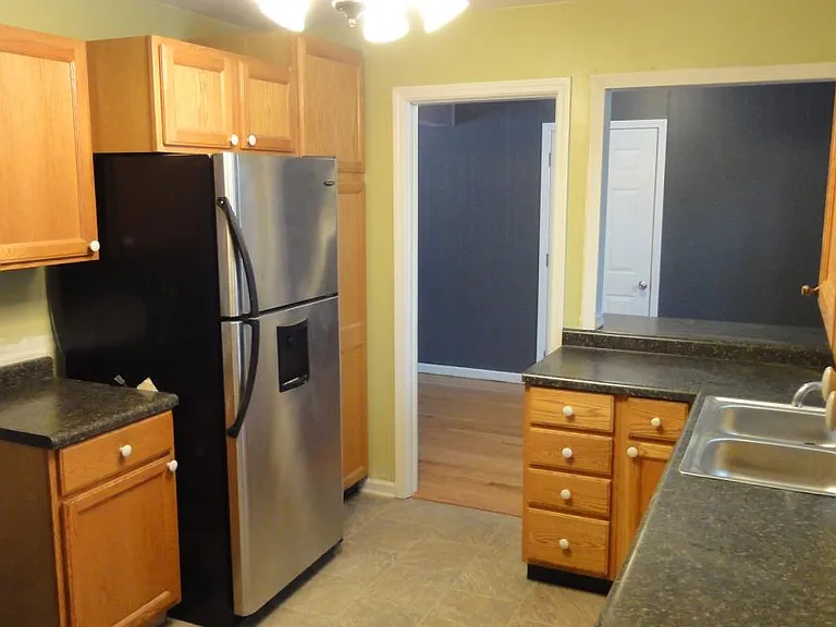 Good sized kitchen with plenty of cabinets and all appliances