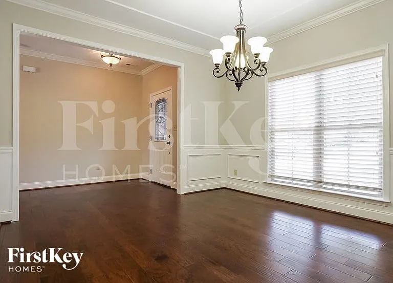606 Park Lake Cir — Photo 5