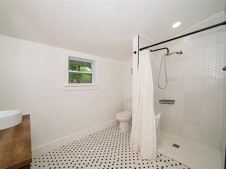 6704 N Taliaferro Ave — Photo 17