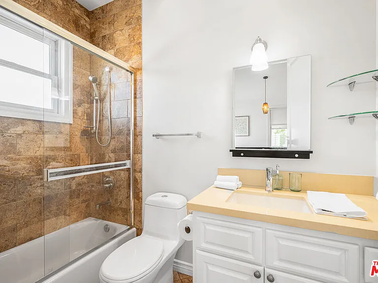 715 N Kilkea Dr #1/2 — Photo 15