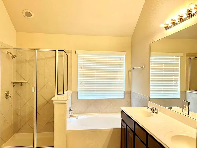 1104 Valerie Cv — Photo 20
