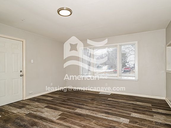 716186_003_living_room_3.jpg