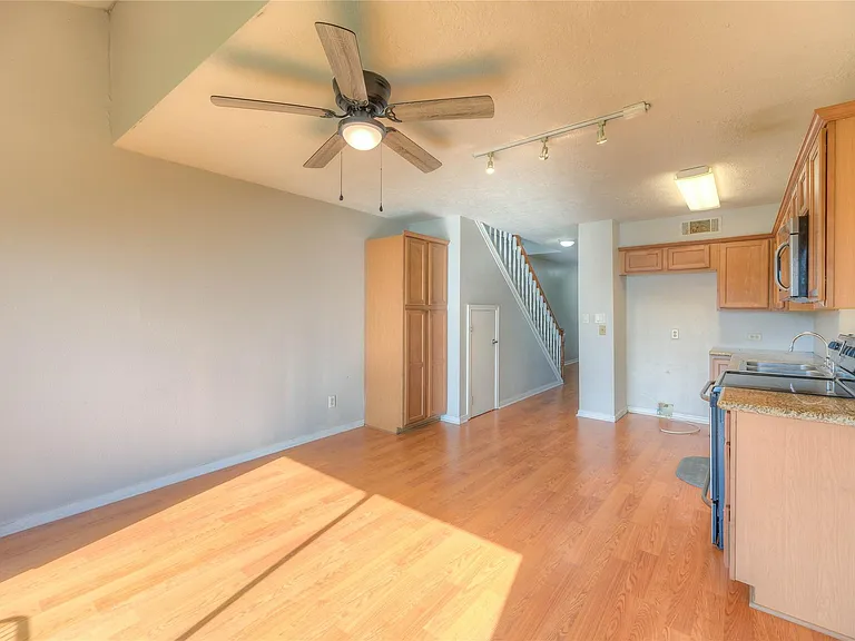 445 Carolcrest Ln #422 — Photo 4