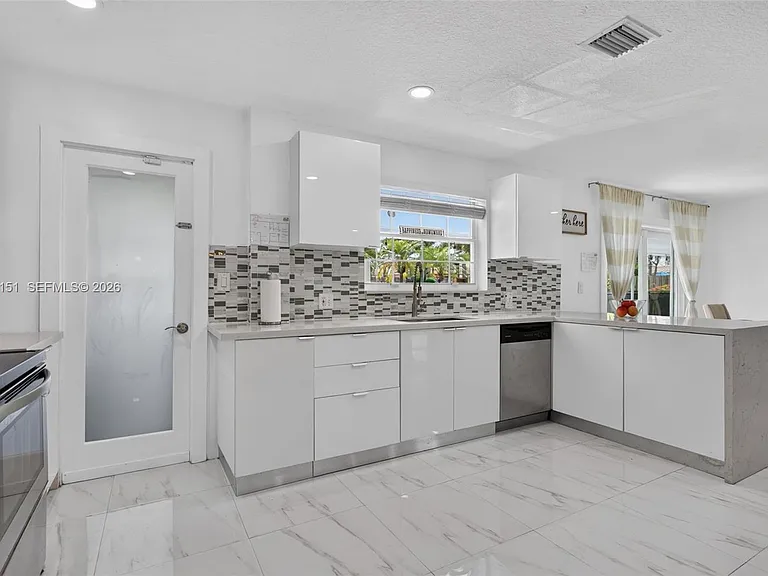 5770 NE 18th Ave — Photo 9