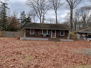20 Dew Flag Rd, Ridge, NY 11961