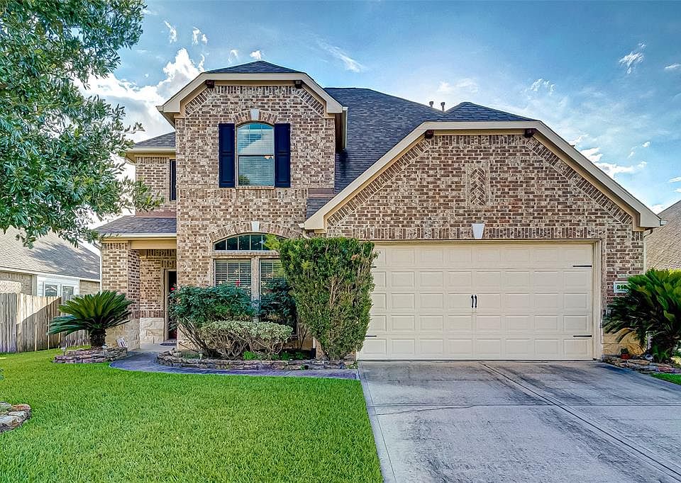 1st image of 818 Harbor Lakes Ln
