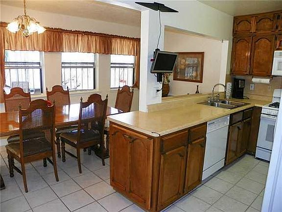 4th image of 2829 Chaswood St