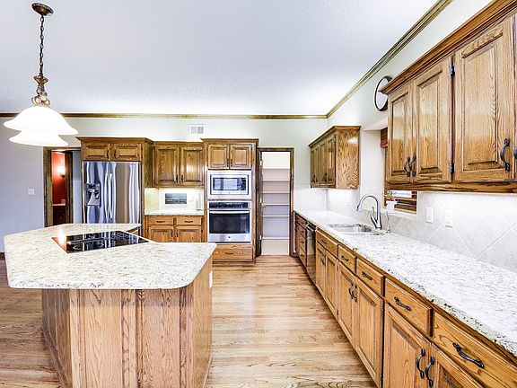 5th image of 2209 NE Glen Ct