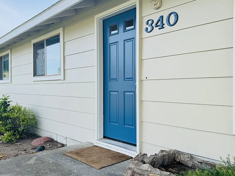 340 SW Deer St — Photo 2