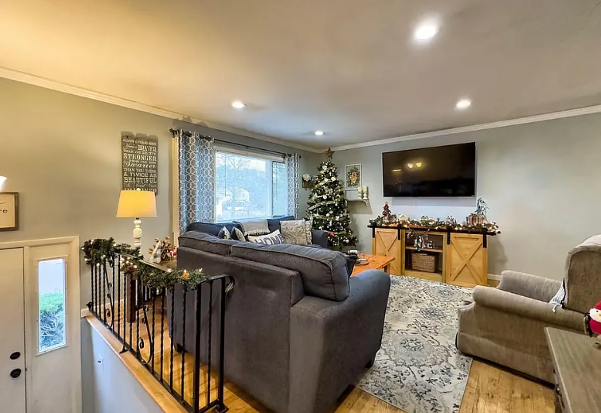 4 bed, 1.5 bath, 1712 sqft, $3,100 — Photo 2