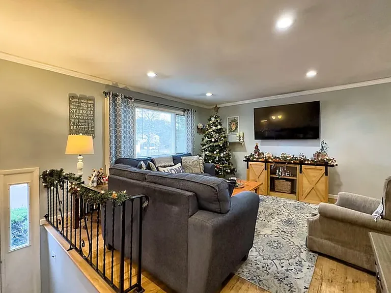 1 Berkshire Ct — Photo 3