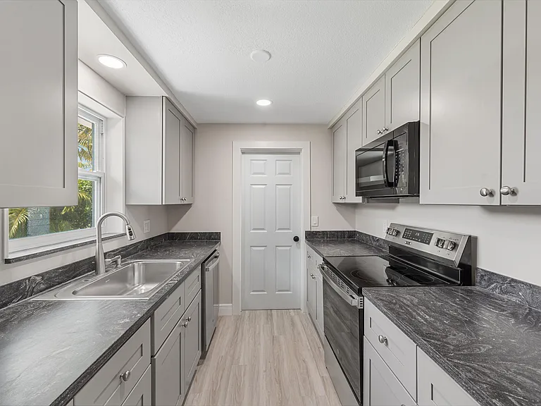204 Circle E — Photo 20