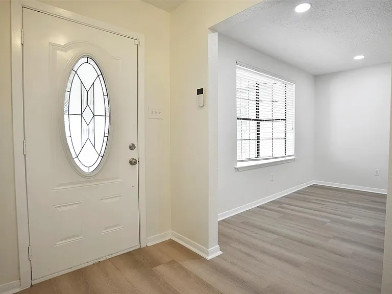 536 Castlelake Dr — Photo 2