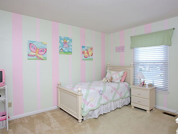 another bedroom w/walk-in closet