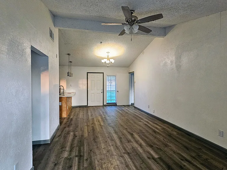 4904 Beacon Ct — Photo 3