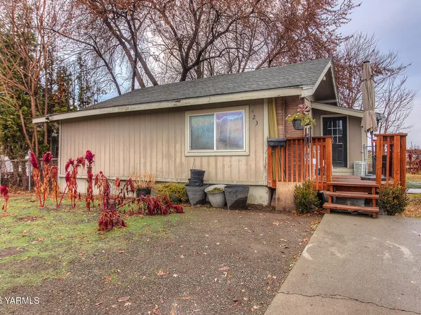 423 E Wine Country Rd, Grandview, WA 98930