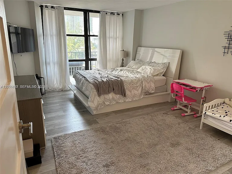 800 Parkview Dr #412 — Photo 4