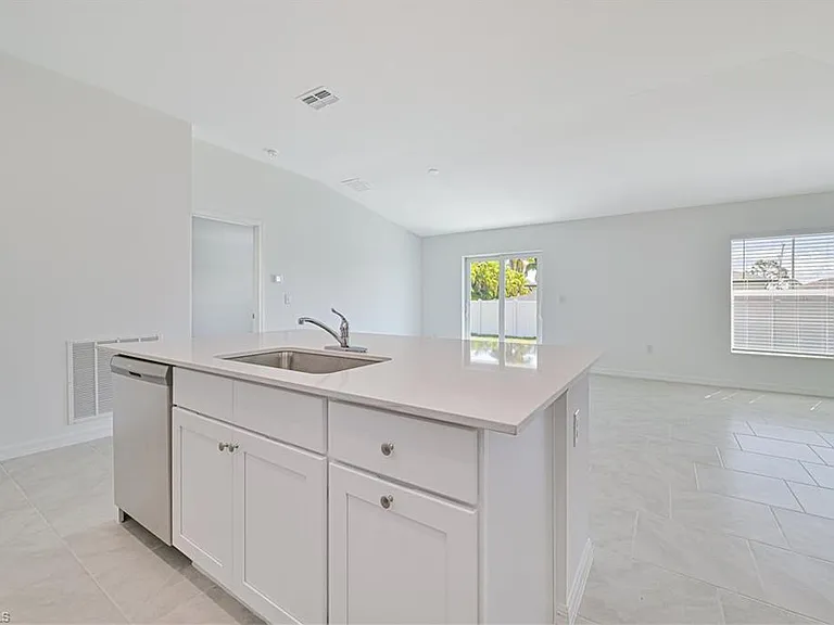 2901 SW 18th Pl — Photo 13