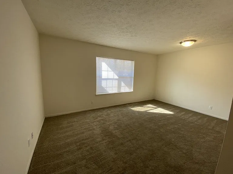 Vantage Pointe Apartments — Photo 12