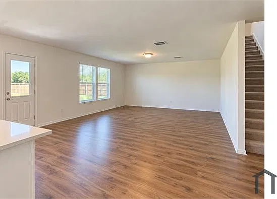 5 bed, 2546 sqft, $3,300 — Photo 3