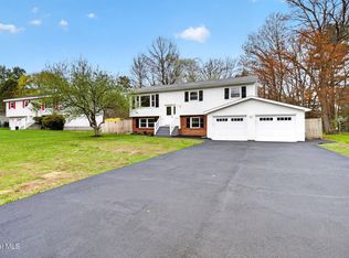 5 Greenridge Dr, Clifton Park, NY 12065