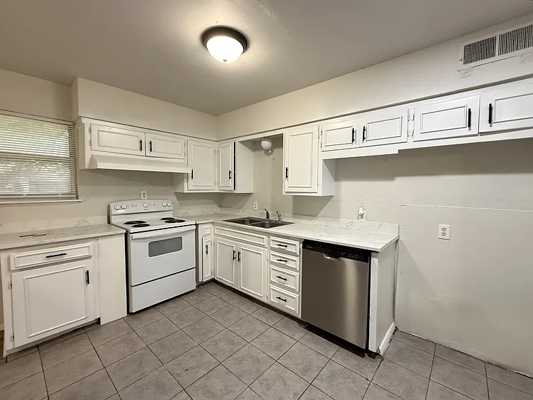525 Cottonwood St — Photo 4