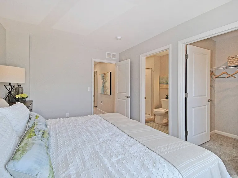 Midtown Pointe Apartments — Photo 16
