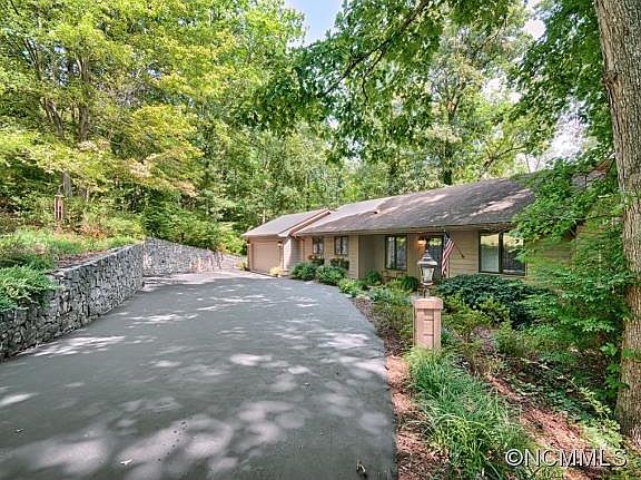 2nd image of 725 Greenwood Dr