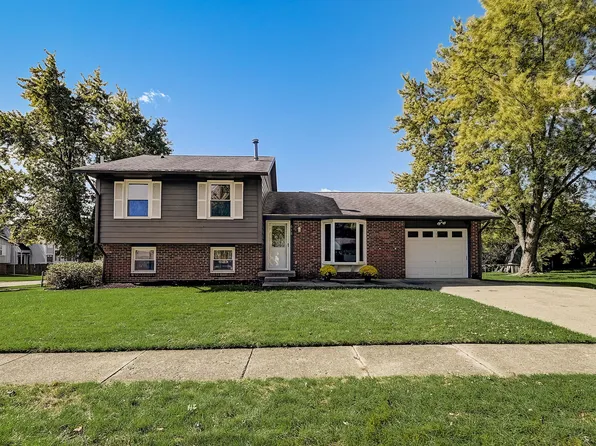 618 Holiday Dr, Fortville, IN 46040