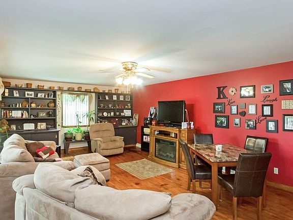 3rd image of 206 W Broad Oak Dr